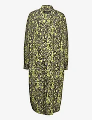Mads Nørgaard - Colette Saale Dress AOP - marškinių tipo suknelės - snake aop / safety yellow - 1