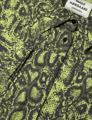 Mads Nørgaard - Colette Saale Dress AOP - marškinių tipo suknelės - snake aop / safety yellow - 2