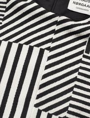 Mads Nørgaard - Pollux Amelia Dress AOP - vakarėlių drabužiai išparduotuvių kainomis - stripe play aop/black - 2