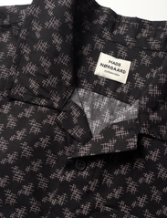 Mads Nørgaard - AOP Poplin Skully Shirt - short-sleeved shirts - black /vintage khaki aop - 2