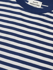Mads Nørgaard - Single Organic Stripe Nou Dress - t-shirtklänningar - estate blue/cloud dancer - 4