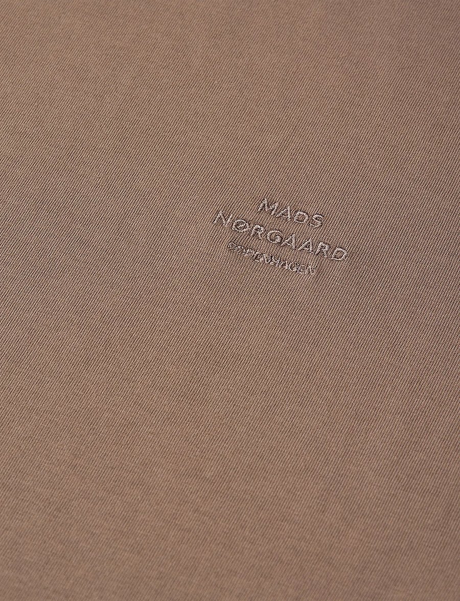 Mads Nørgaard - Cotton Jersey Frode Logo Tee FAV - kurzärmelige t-shirts - walnut - 1