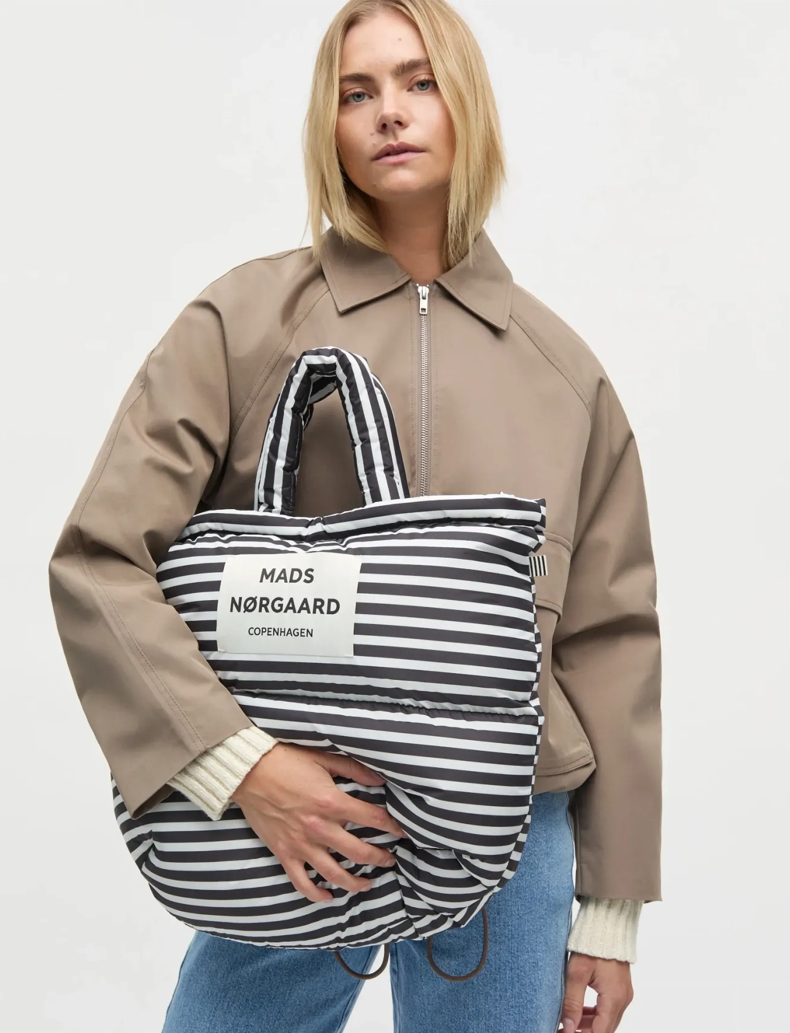 Mads Nørgaard Light Ripstop Pillow Bag Aop, Kvinder, Vatteret Stribet Mulepose, Sort, Str: ONE SIZE