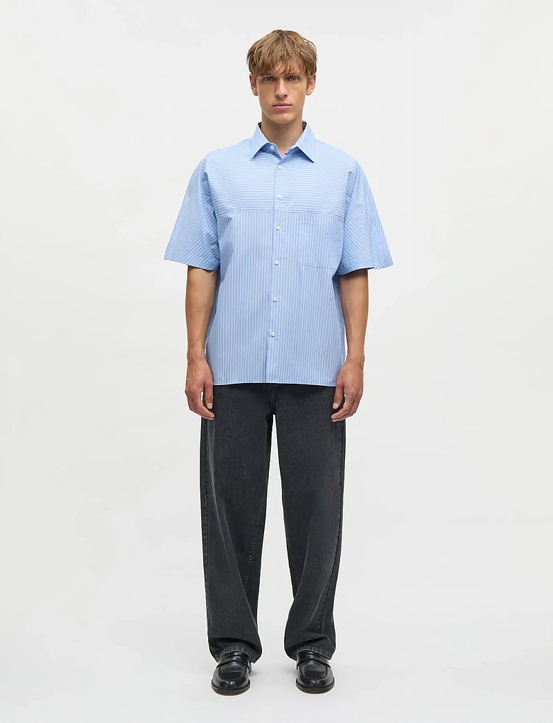 Mads Nørgaard - Prime Cotton Poplin Breuer Shirt - kortärmade skjortor - white/bright cobalt stripe - 0