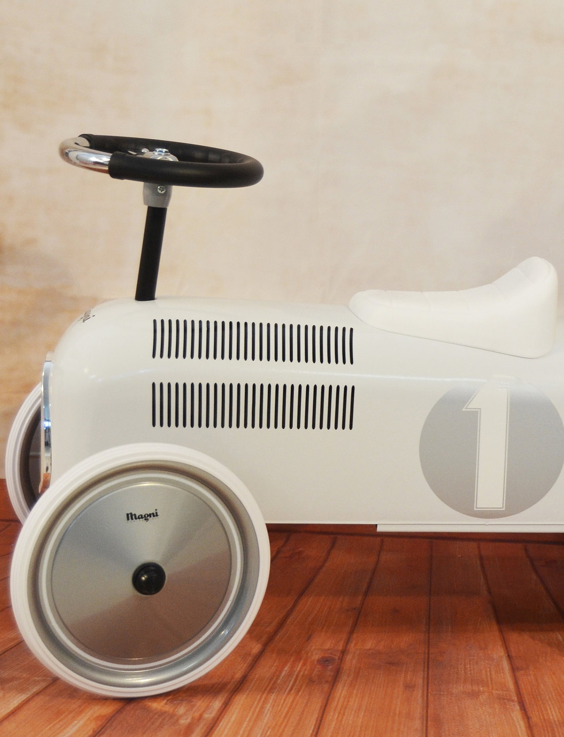 Magni Toys Ride on White Classic Racer Gabilar Boozt