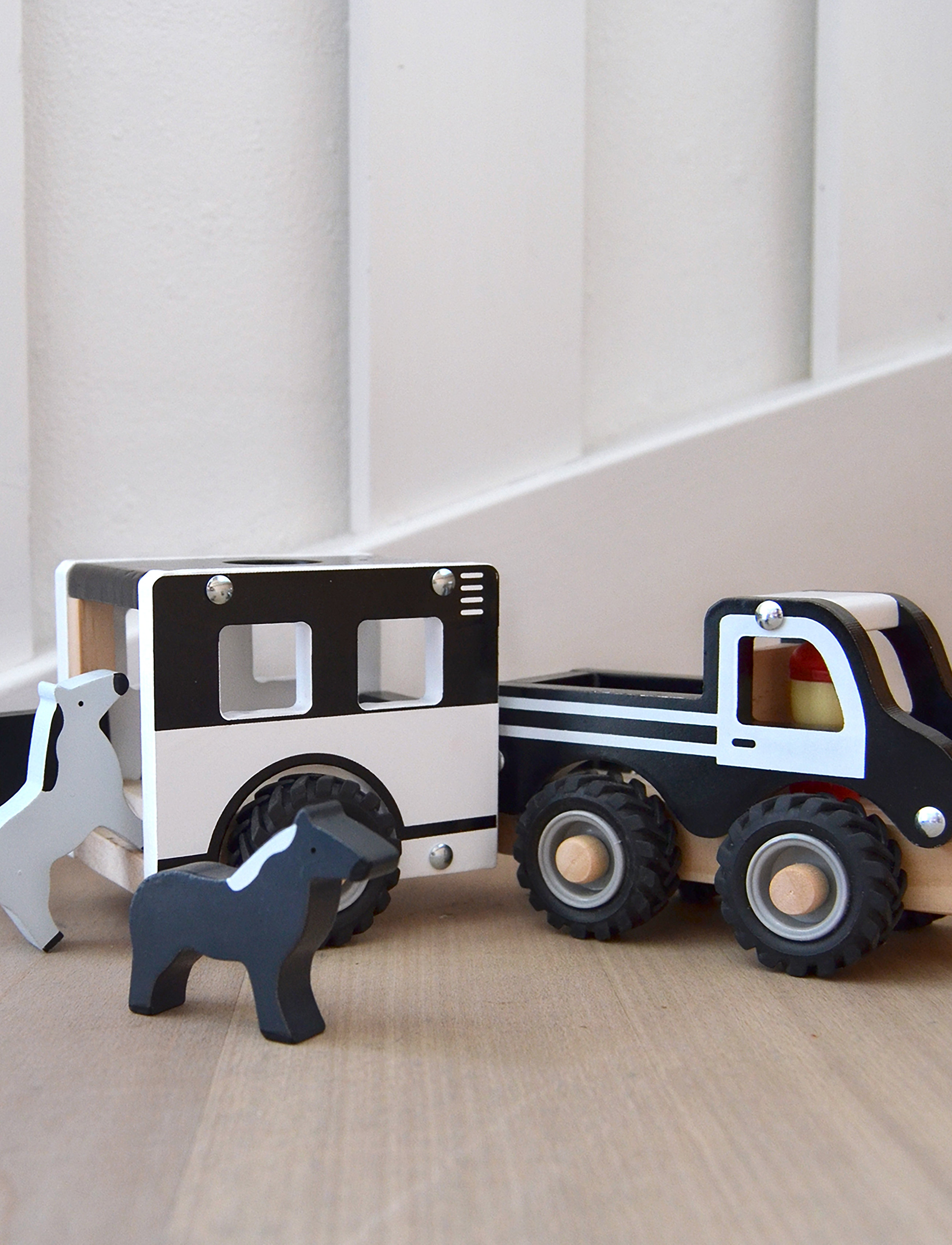 Magni Toys Wooden Car With Horse Trailer And Horses, Rubber Wheels, Børn, Træfigur, Sort, Str: 9.5X26X7.5CM