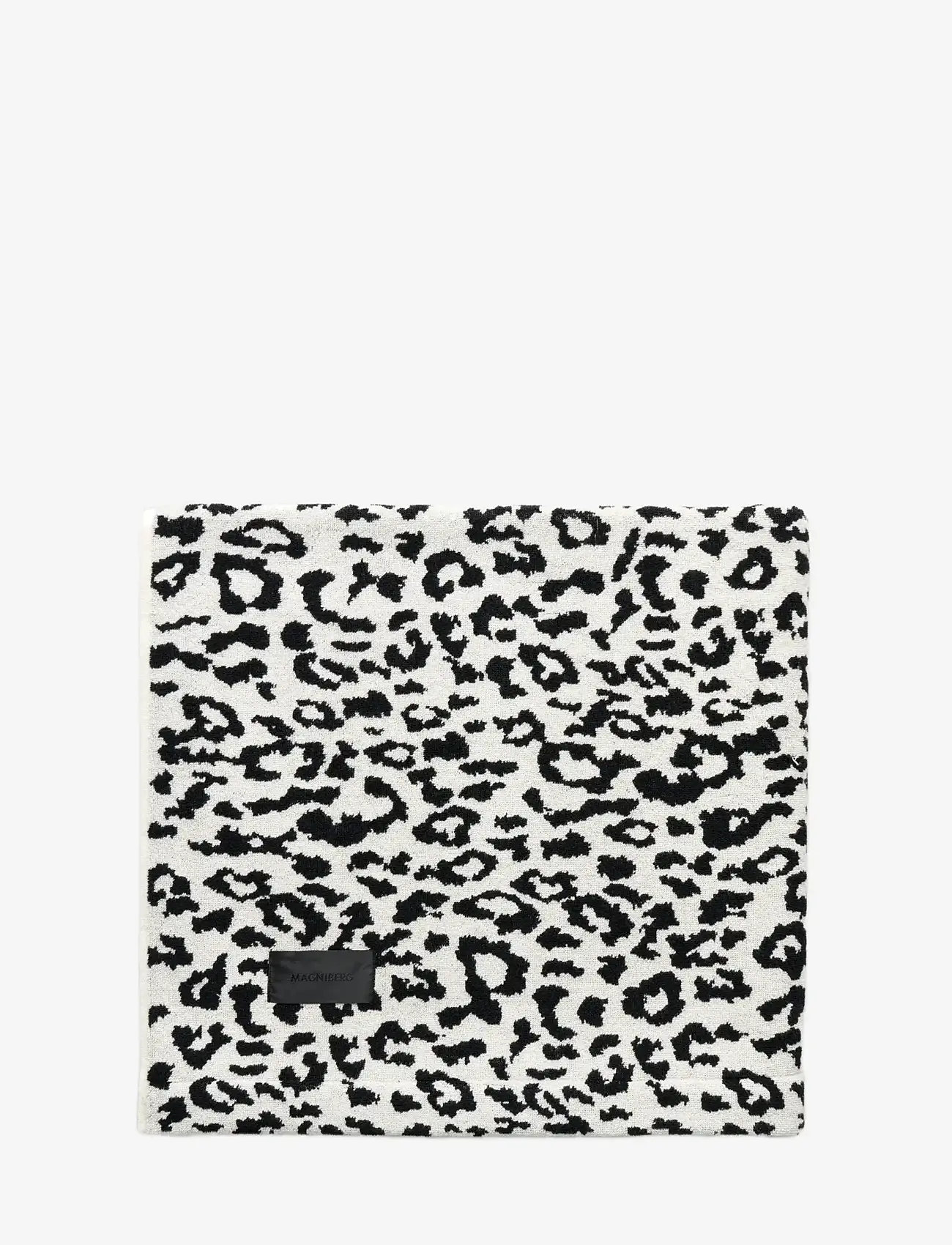 MAGNIBERG - Wild bath sheet - badehåndklæder - coconut white leopard - 1