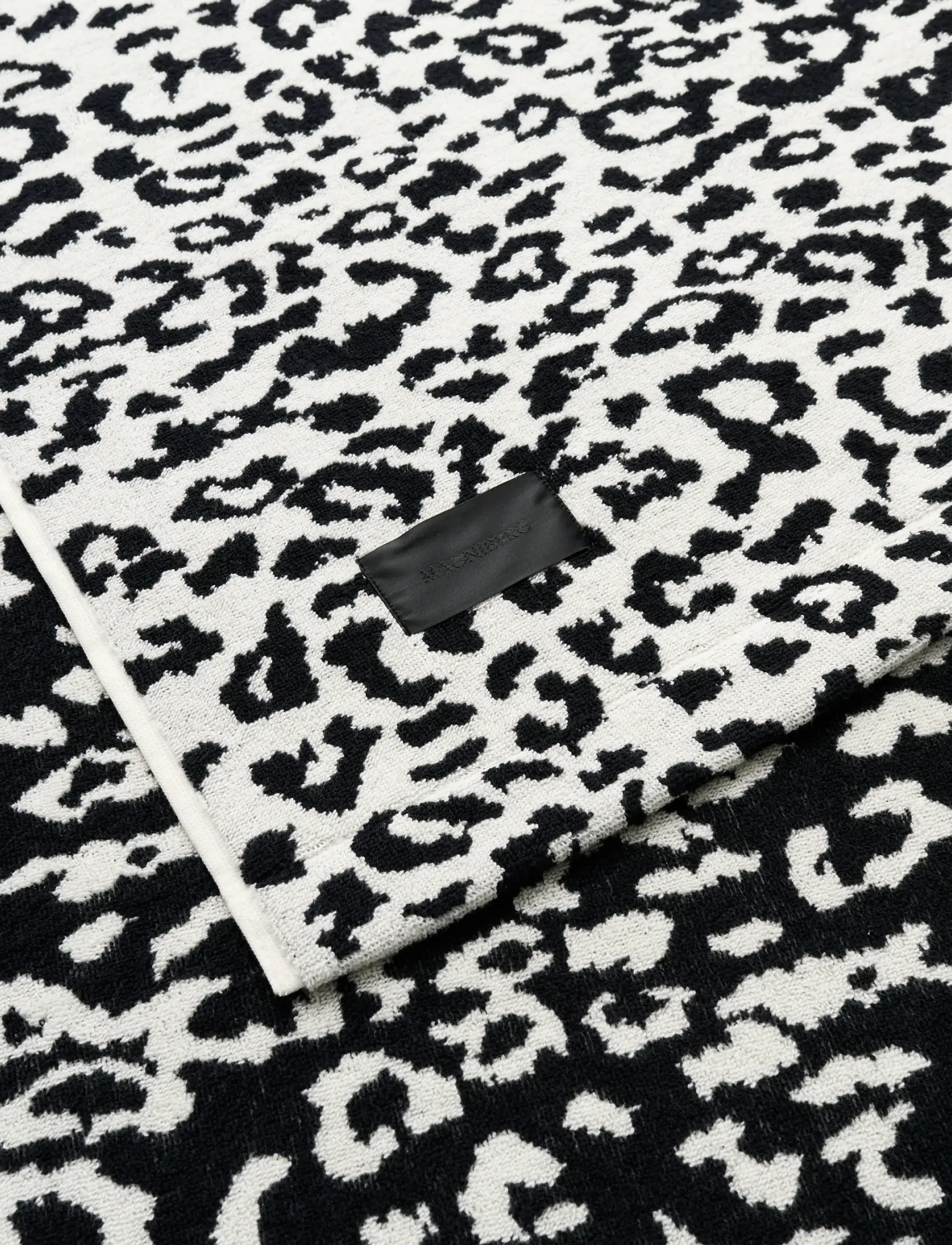 MAGNIBERG - Wild bath sheet - badehåndklær - coconut white leopard - 3