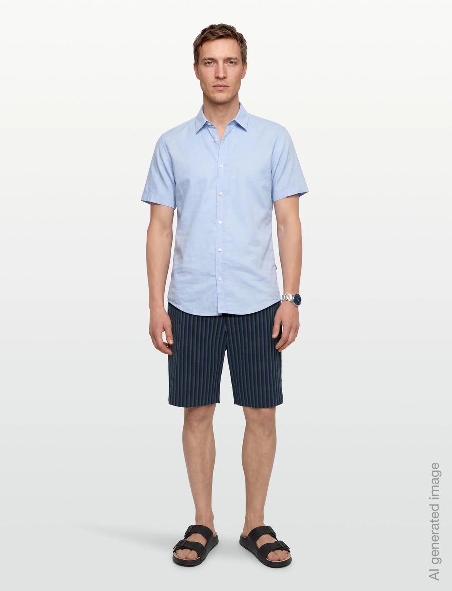 Maison Kitsune - STRIPES SEERSUCKER STAN BERMUDA SHORT - vabaaja lühikesed püksid - navy stripe - 0