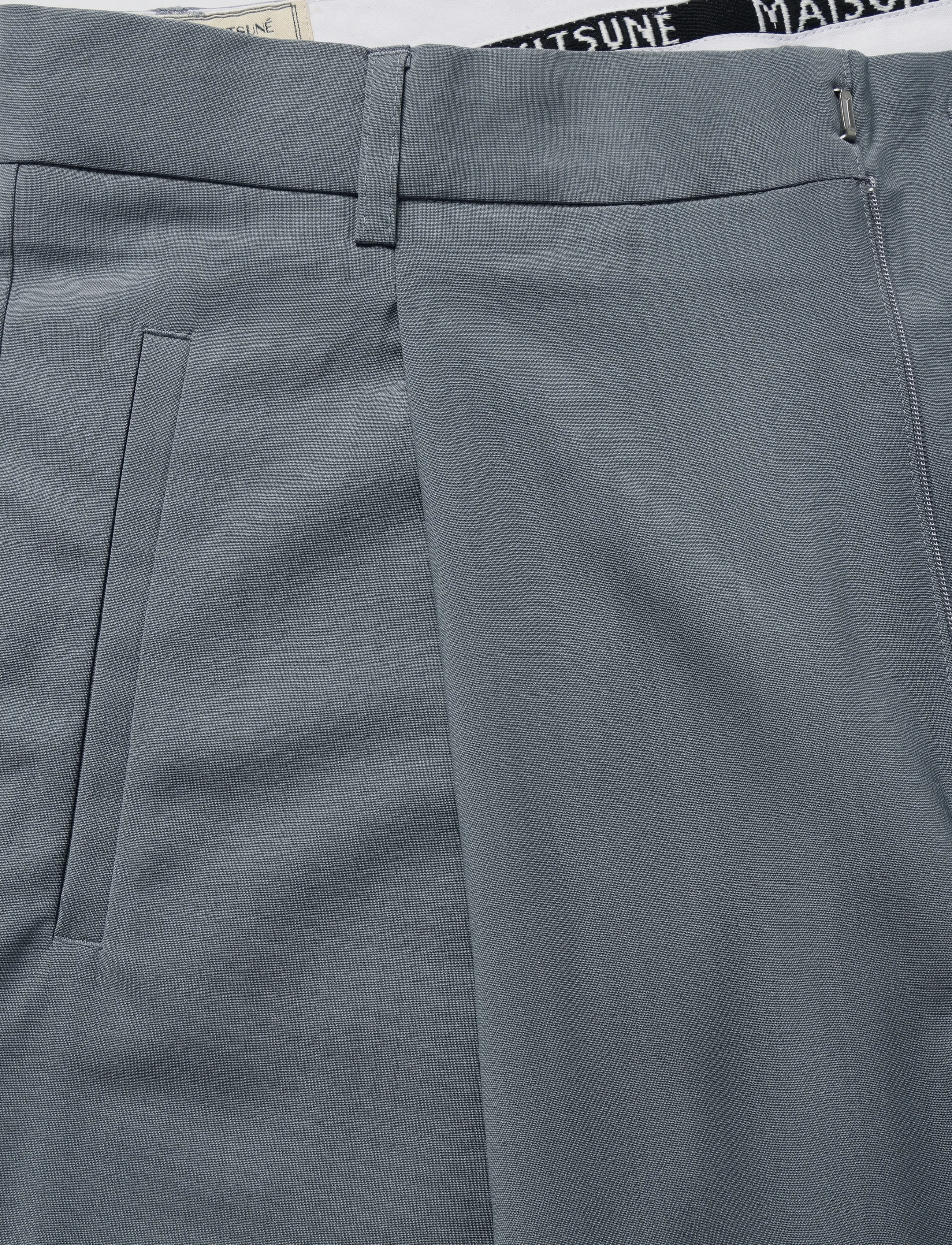 Maison Kitsune - SINGLE-PLEATED PANTS - pidulikud püksid - grey - 5