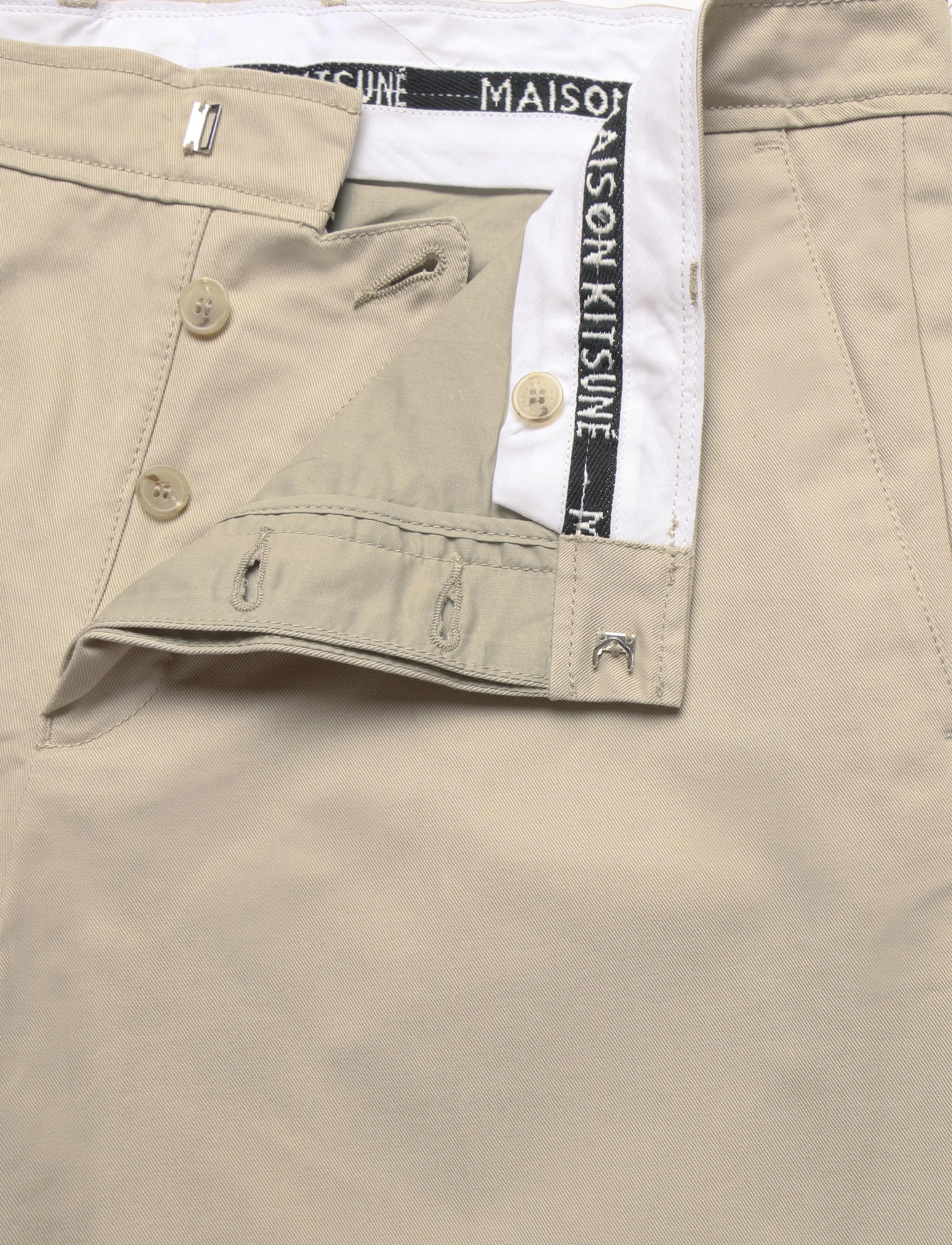 Maison Kitsune - TAILORED SHORTS - beige - 3
