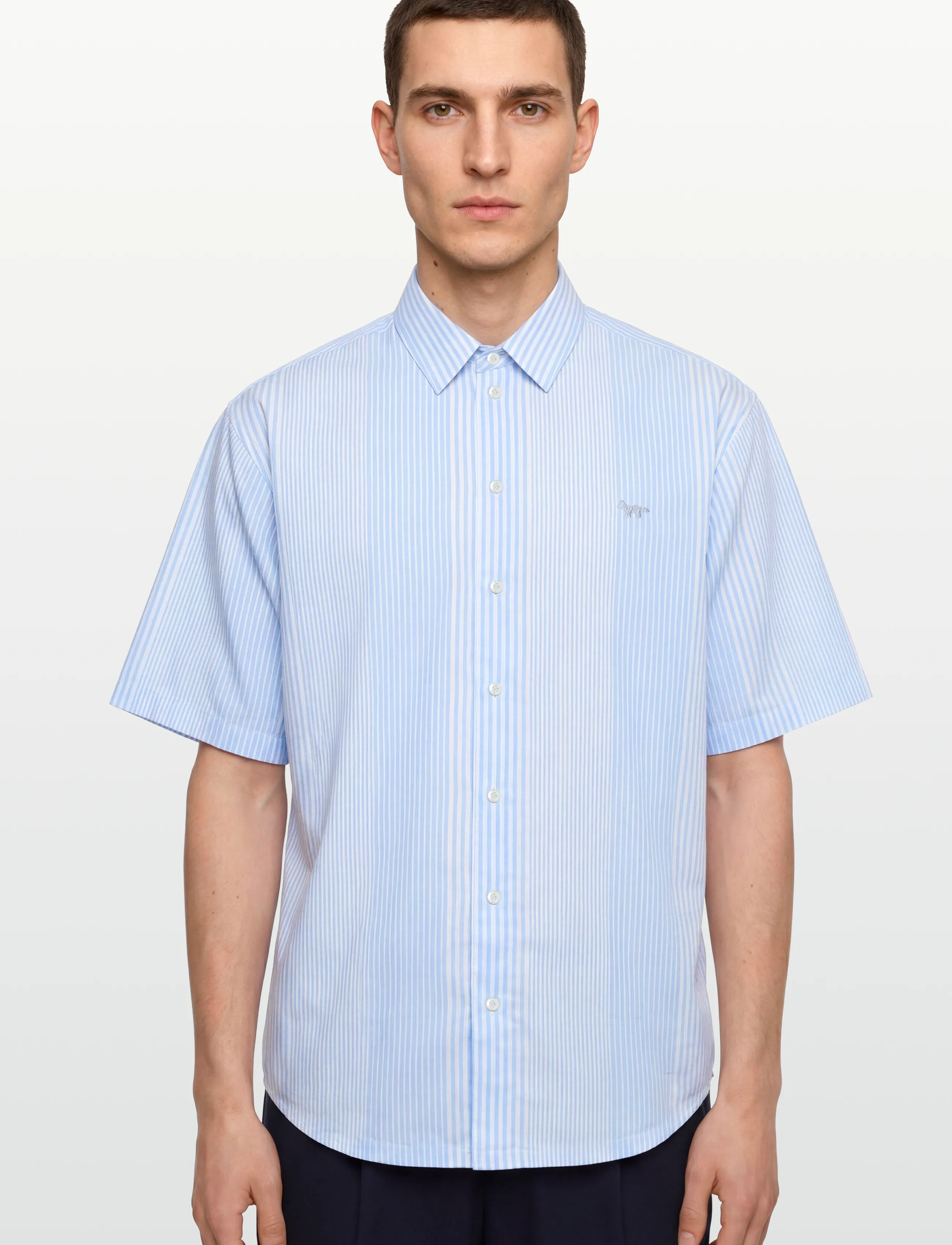 Maison Kitsune - OVERSIZED SHORT SLEEVE SHIRT - triibulised särgid - light blue stripes - 3
