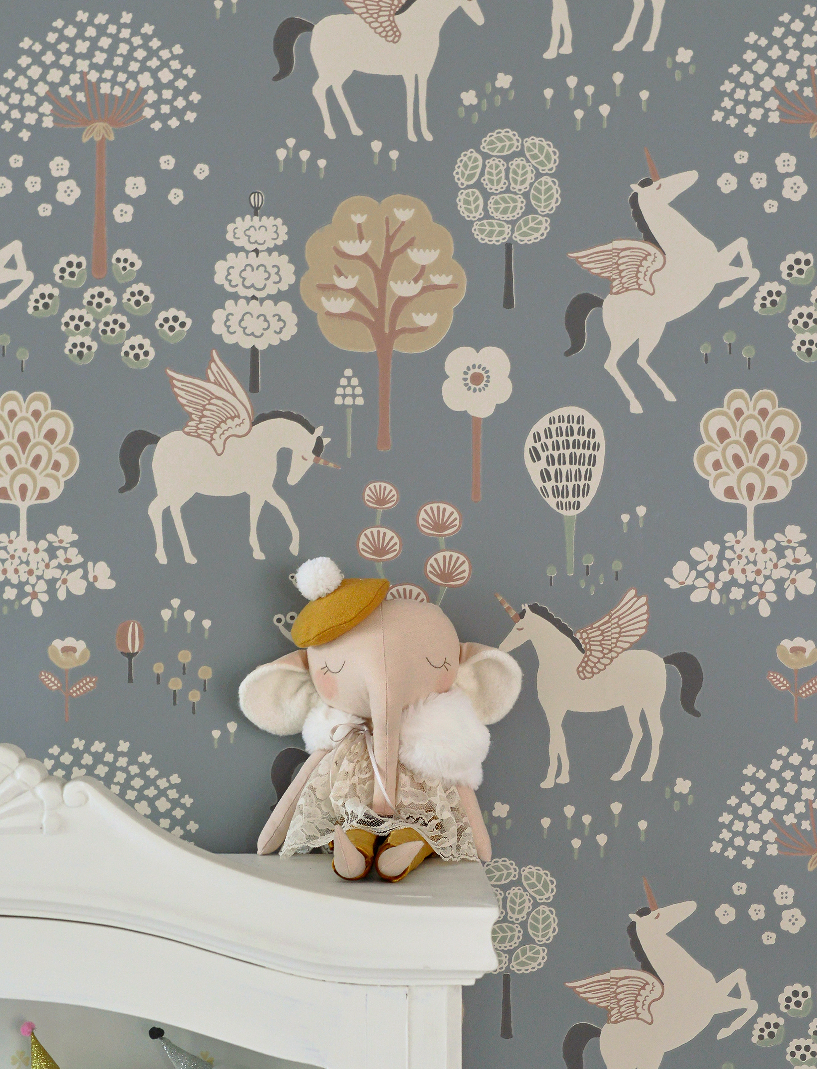 Majvillan - Wallpaper True Unicorns evening blue - tapeter - evening blue - 4