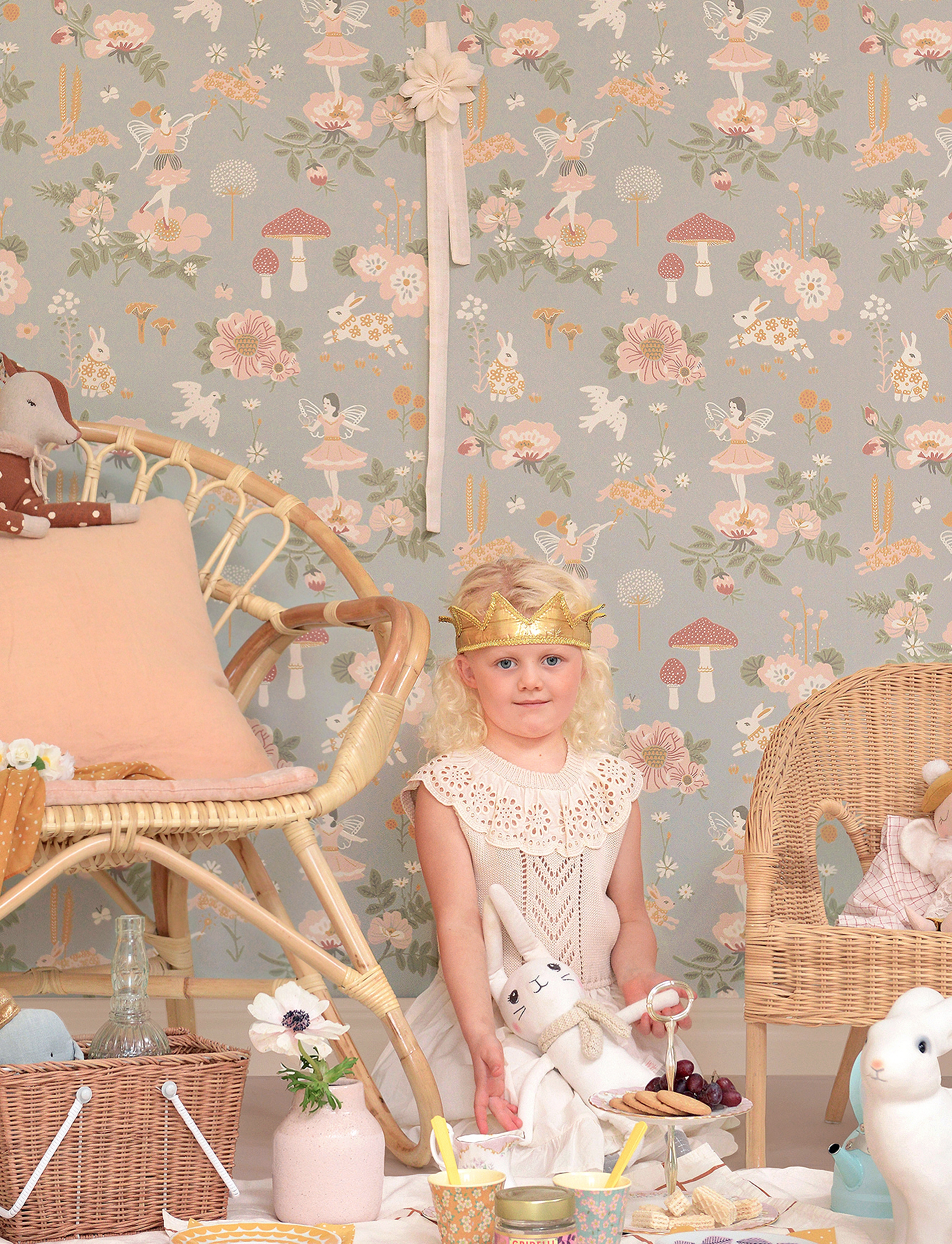 Majvillan Wallpaper Old Garden Gentle Bluegrey, 1005X 53 cm, Kids Decor, Blau - Wallpapers, Kinder