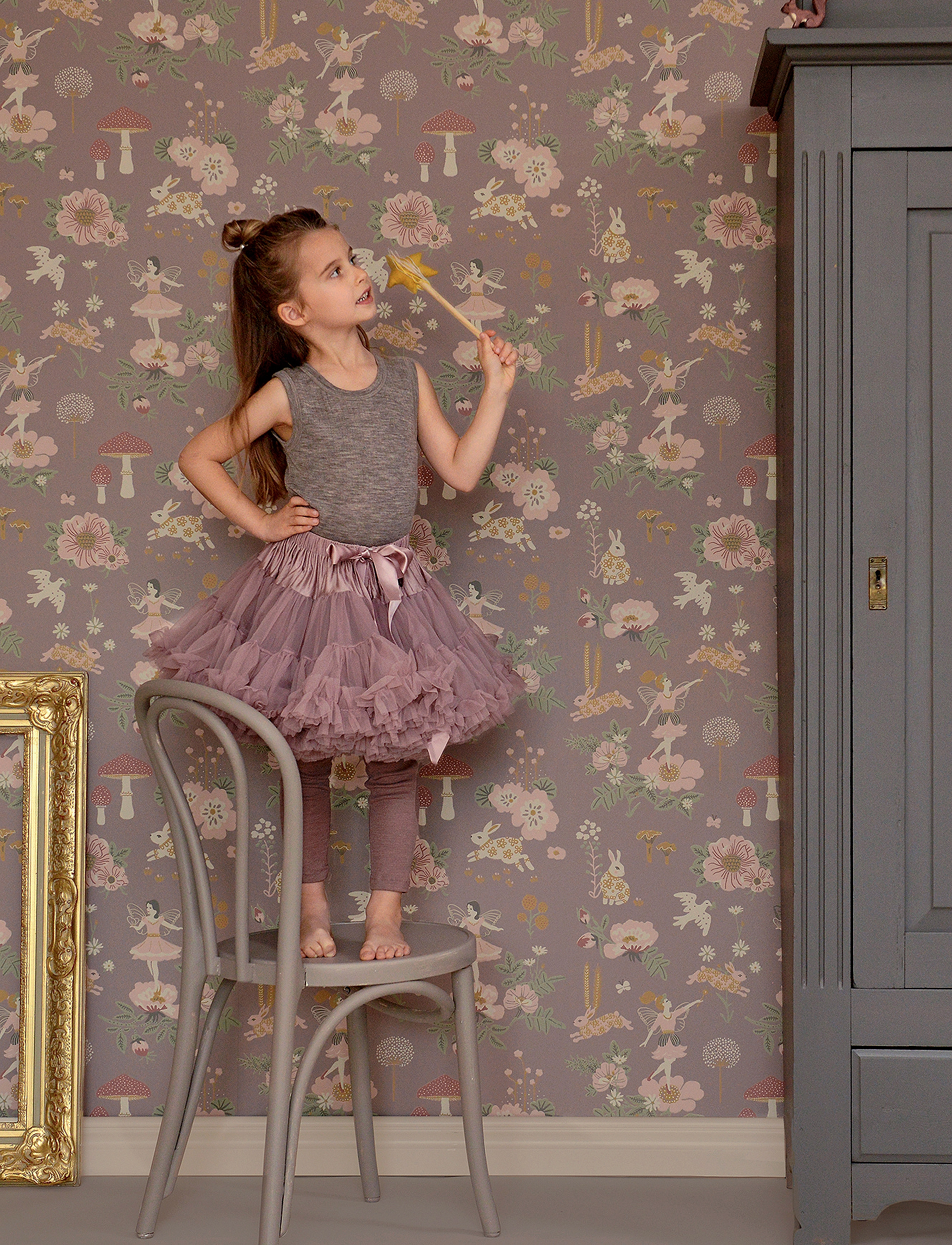 Majvillan Wallpaper Old Garden Plum, 1005X 53 cm, Kids Decor, Lila - Wallpapers, Kinder
