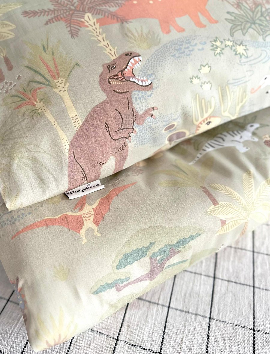 Majvillan - Dinosaur Vibes green Junior bed set 100x130 cm - voodiriiete komplektid - green - 0