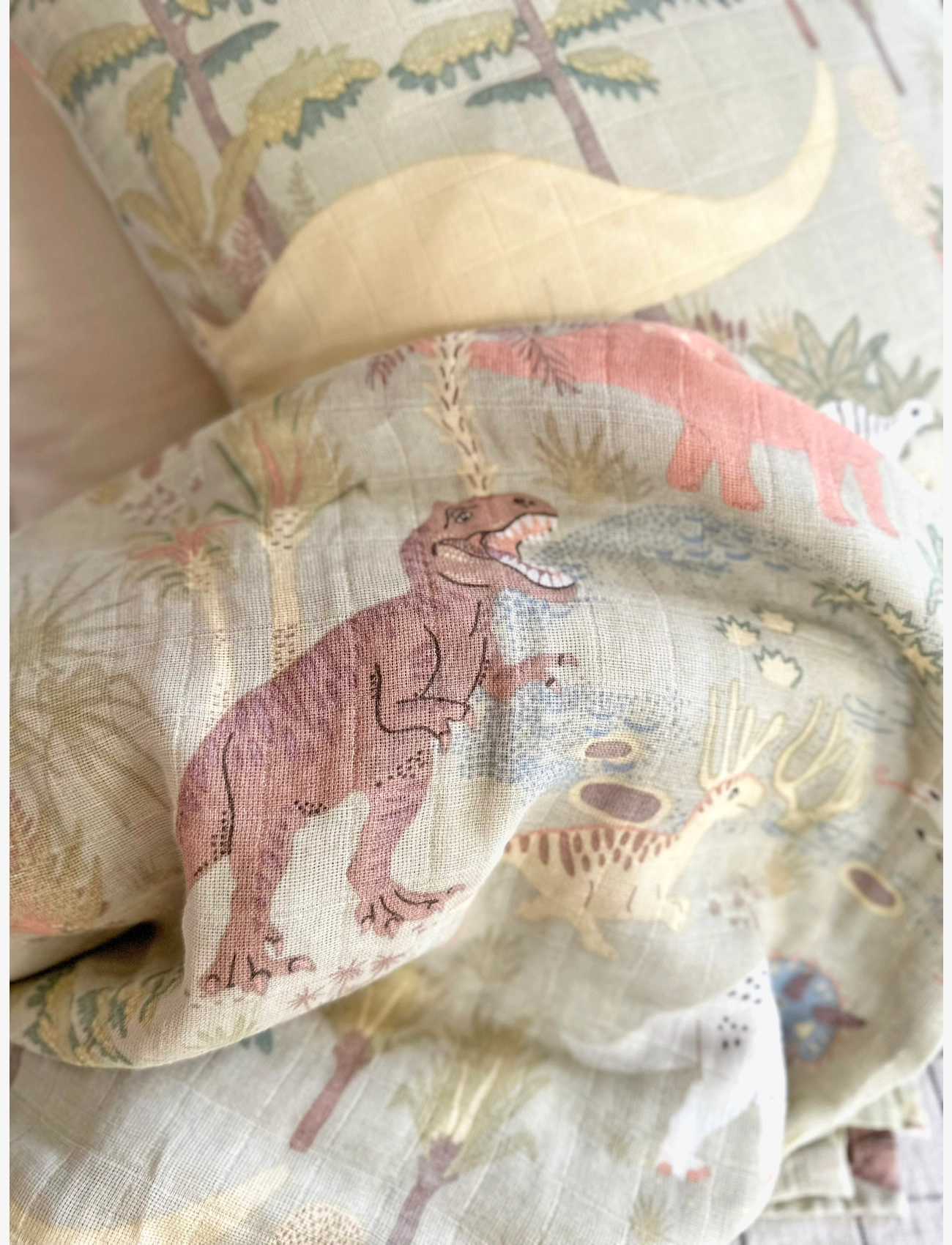 Majvillan - Dinosaur Vibes green muslin blanket 130x180 cm - plaids en mousseline - green - 1