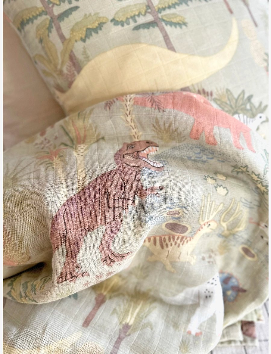 Majvillan - Dinosaur Vibes green muslin blanket 130x180 cm - plaids en mousseline - green - 1