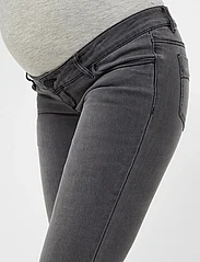 Mamalicious - MLLOLA SLIM GREY JEANS - slim fit jeans - grey denim - 6