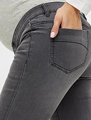 Mamalicious - MLLOLA SLIM GREY JEANS - slim fit jeans - grey denim - 8