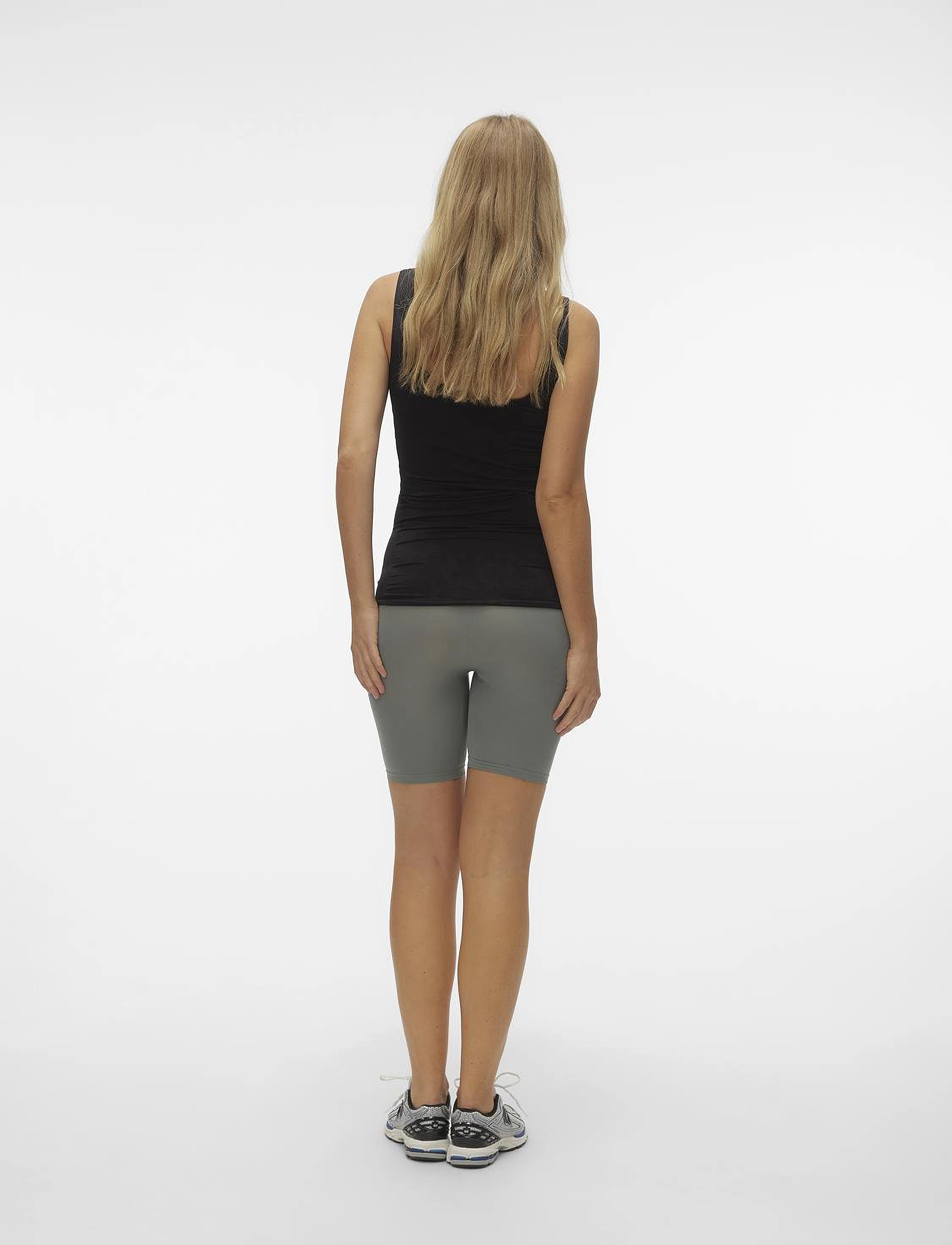 Mamalicious - MLTIA JEANNE SHORTS NOOS A. - 1/2 længde - laurel wreath - 4