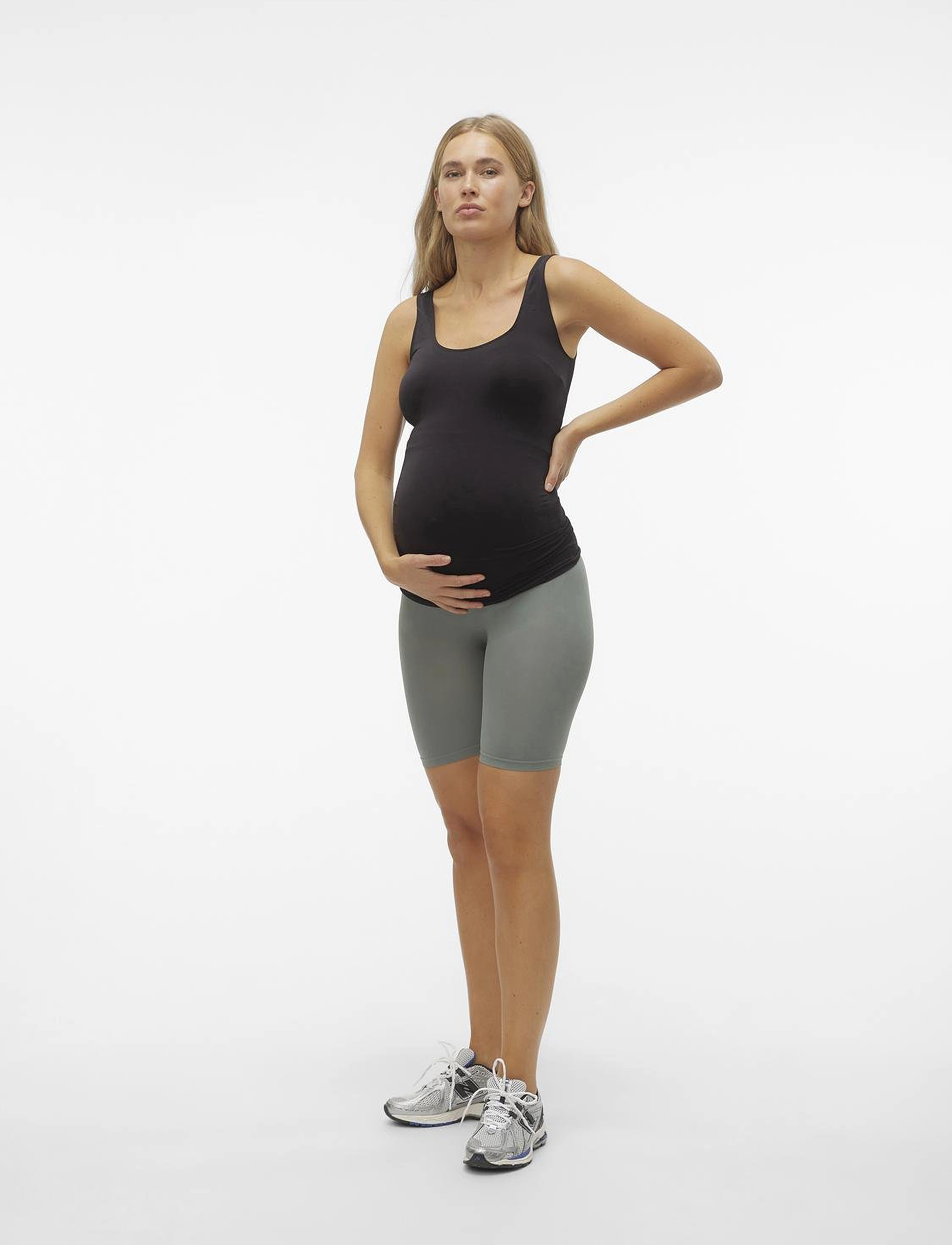 Mamalicious - MLTIA JEANNE SHORTS NOOS A. - 1/2 længde - laurel wreath - 5