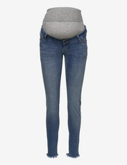 Mamalicious - MLMENDEZ SLIM FRAYED 7/8 JEANS - slim fit jeans - light blue denim - 0