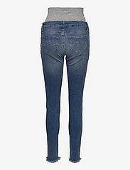 Mamalicious - MLMENDEZ SLIM FRAYED 7/8 JEANS - slim jeans - light blue denim - 2