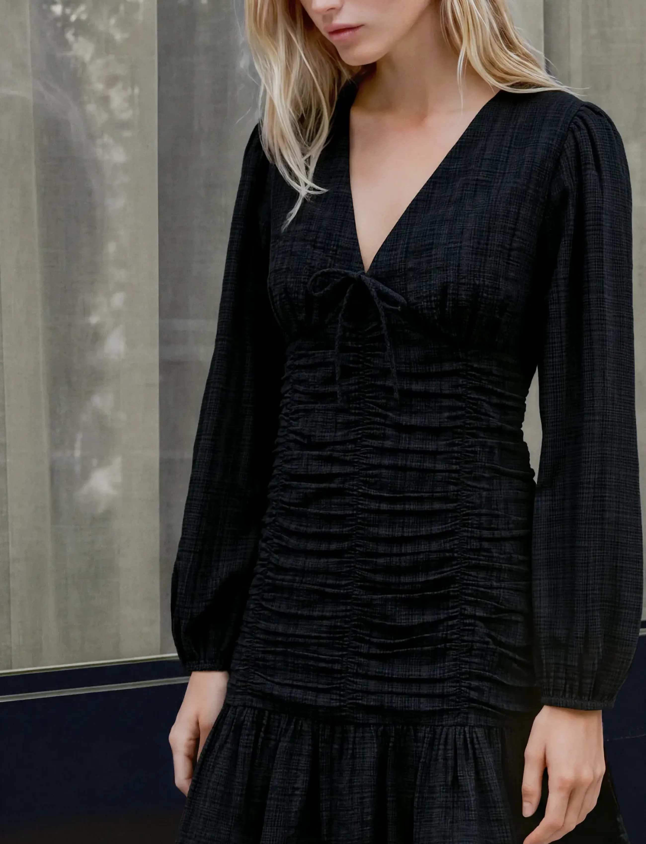 Mango Teen Short textured V-neck dress - Klänningar - BLACK / black