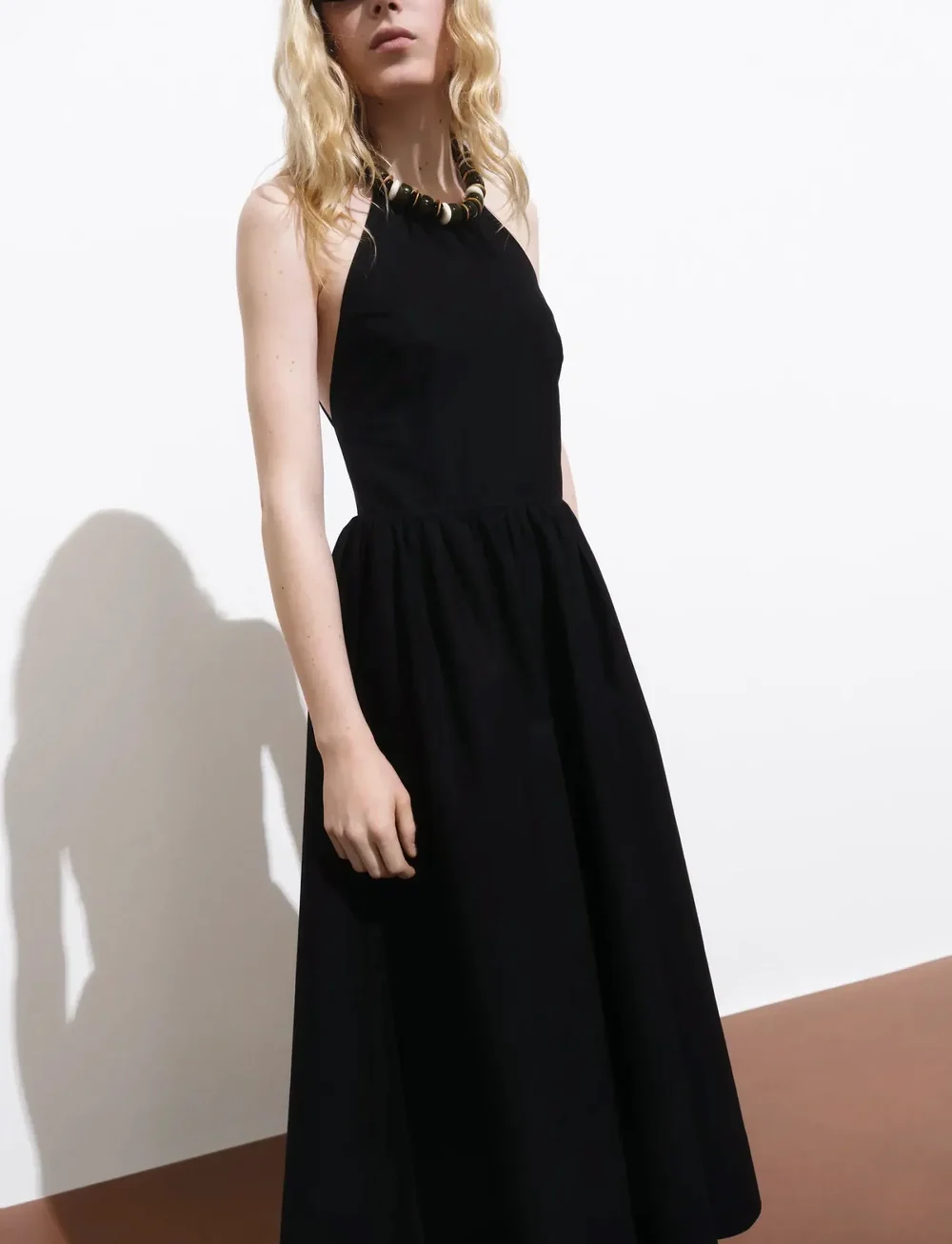 Mango - Halter dress with crossed back - midiklänningar - black - 0