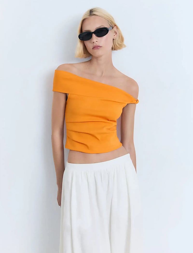 Mango - Asymmetrical strapless top - tanktops - orange - 0