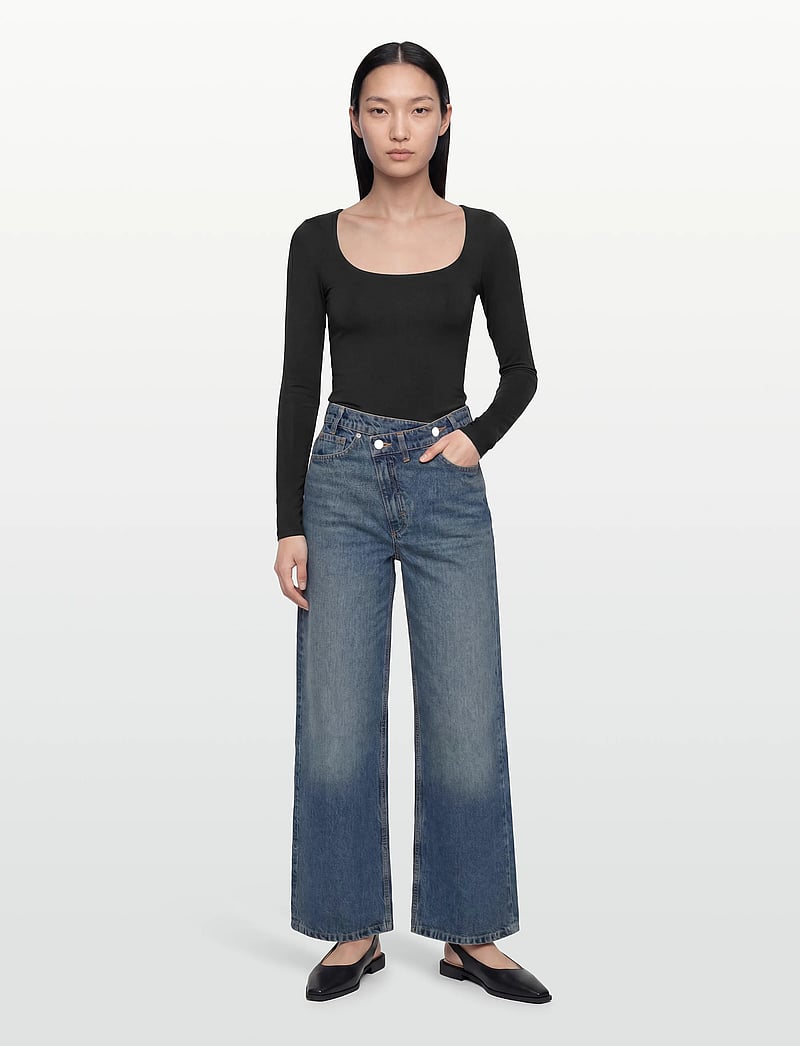 Mango - Wide leg mid-rise jeans with a crossover waistband - vida jeans - open blue - 0