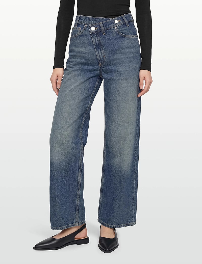Mango - Wide leg mid-rise jeans with a crossover waistband - vida jeans - open blue - 3