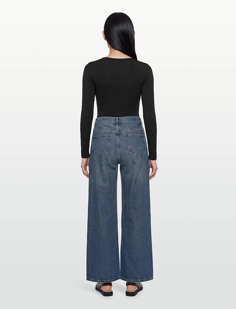 Mango - Wide leg mid-rise jeans with a crossover waistband - vida jeans - open blue - 4