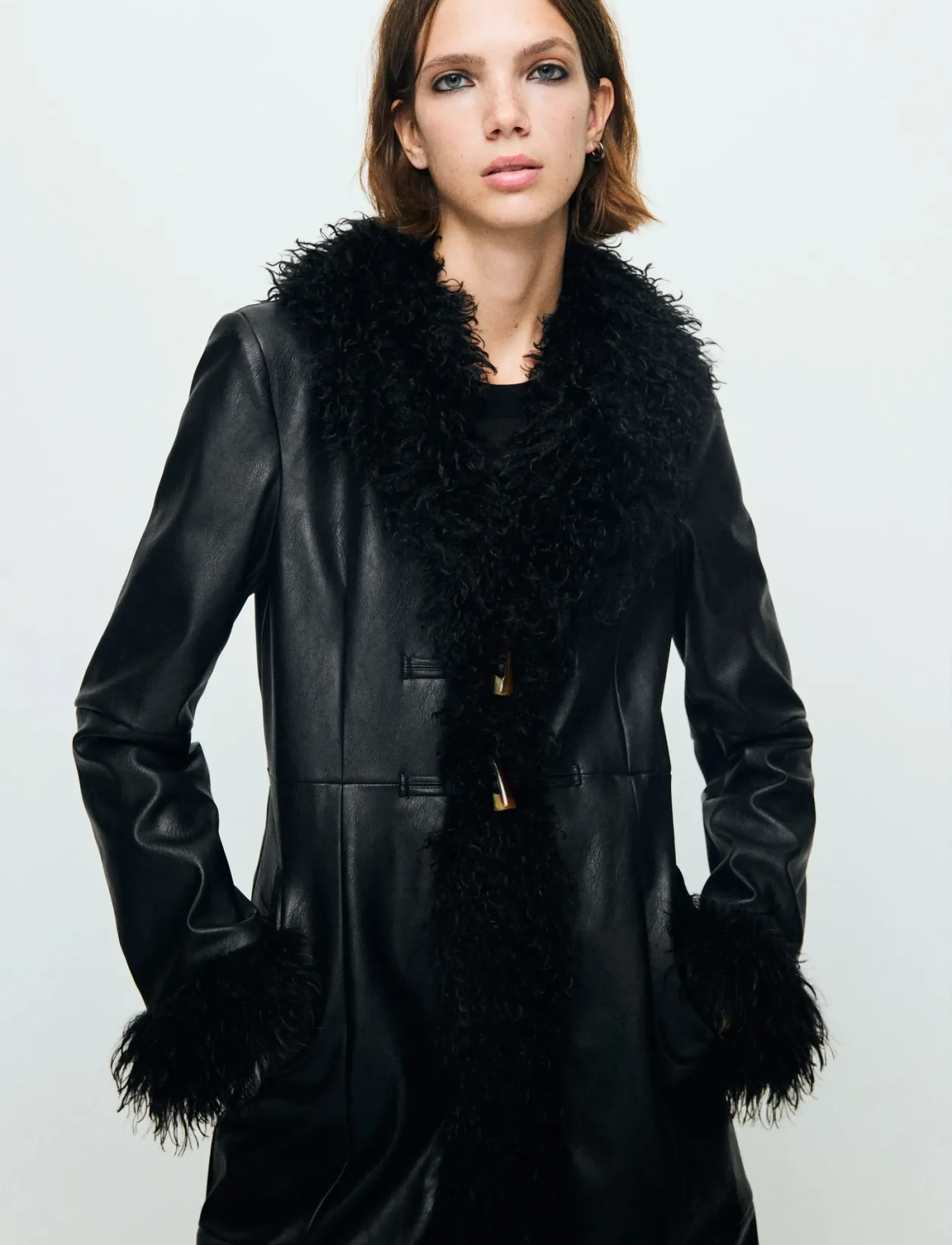 Mango Faux-leather coat with fur trim - Kollektionen - BLACK / black