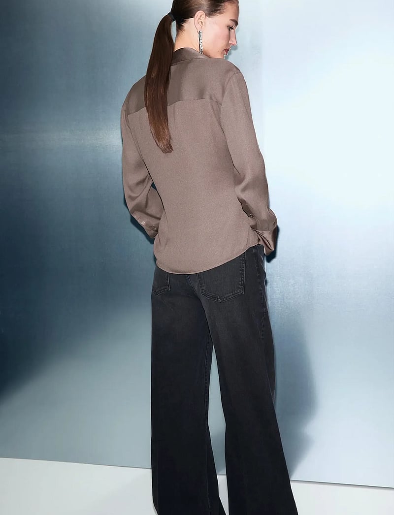 Mango - Cross-over satin blouse - langärmlige hemden - medium brown - 2