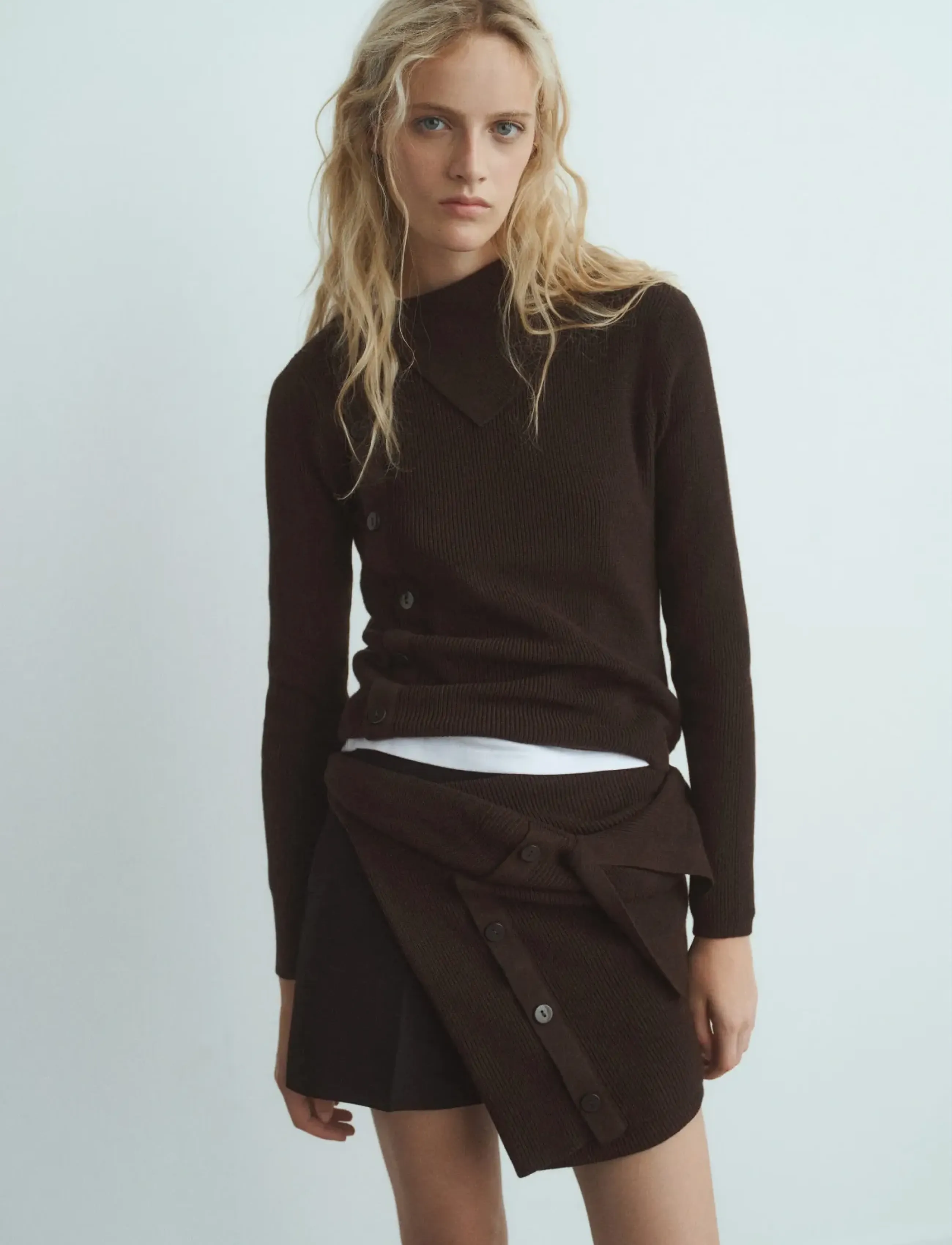 Mango Sweater with asymmetrical neck and buttons - Kläder - DARK BROWN / brown