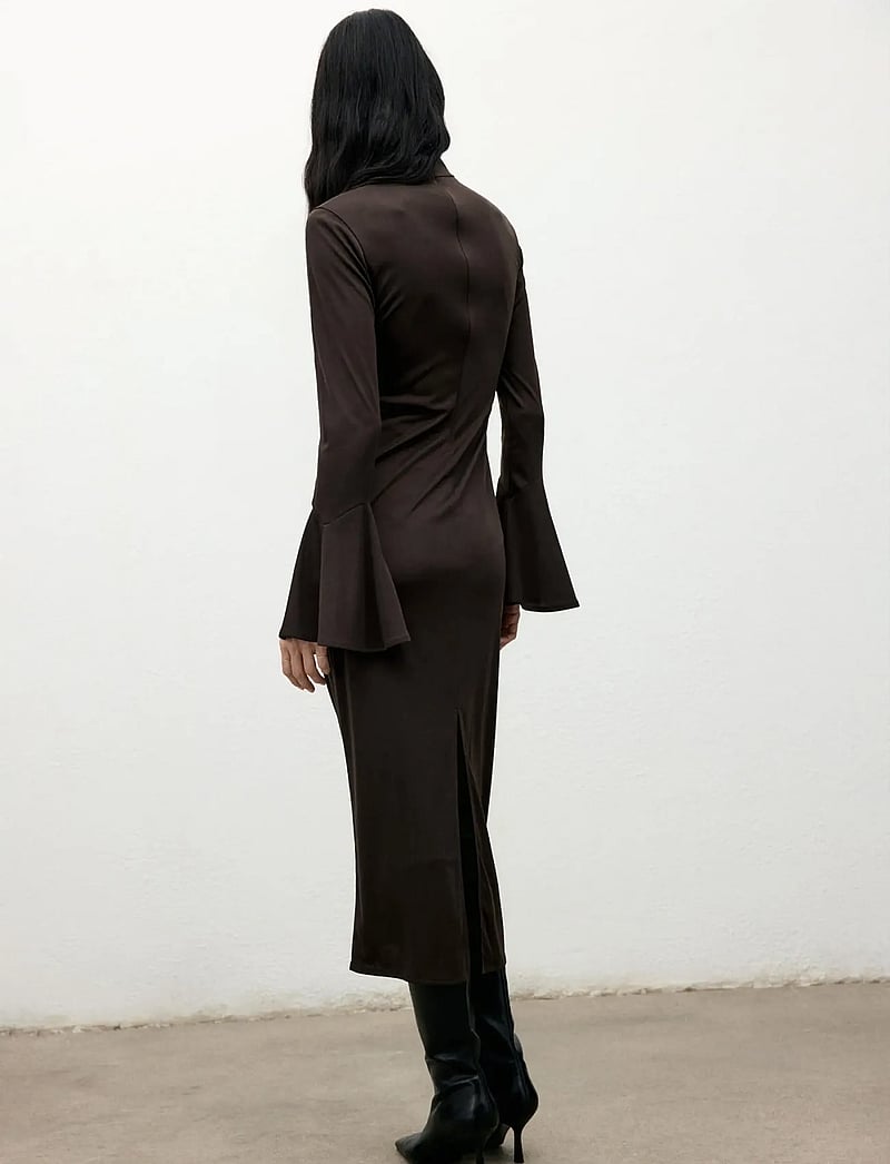 Mango - Fitted dress with bell sleeves - maxi kjoler - brown - 2