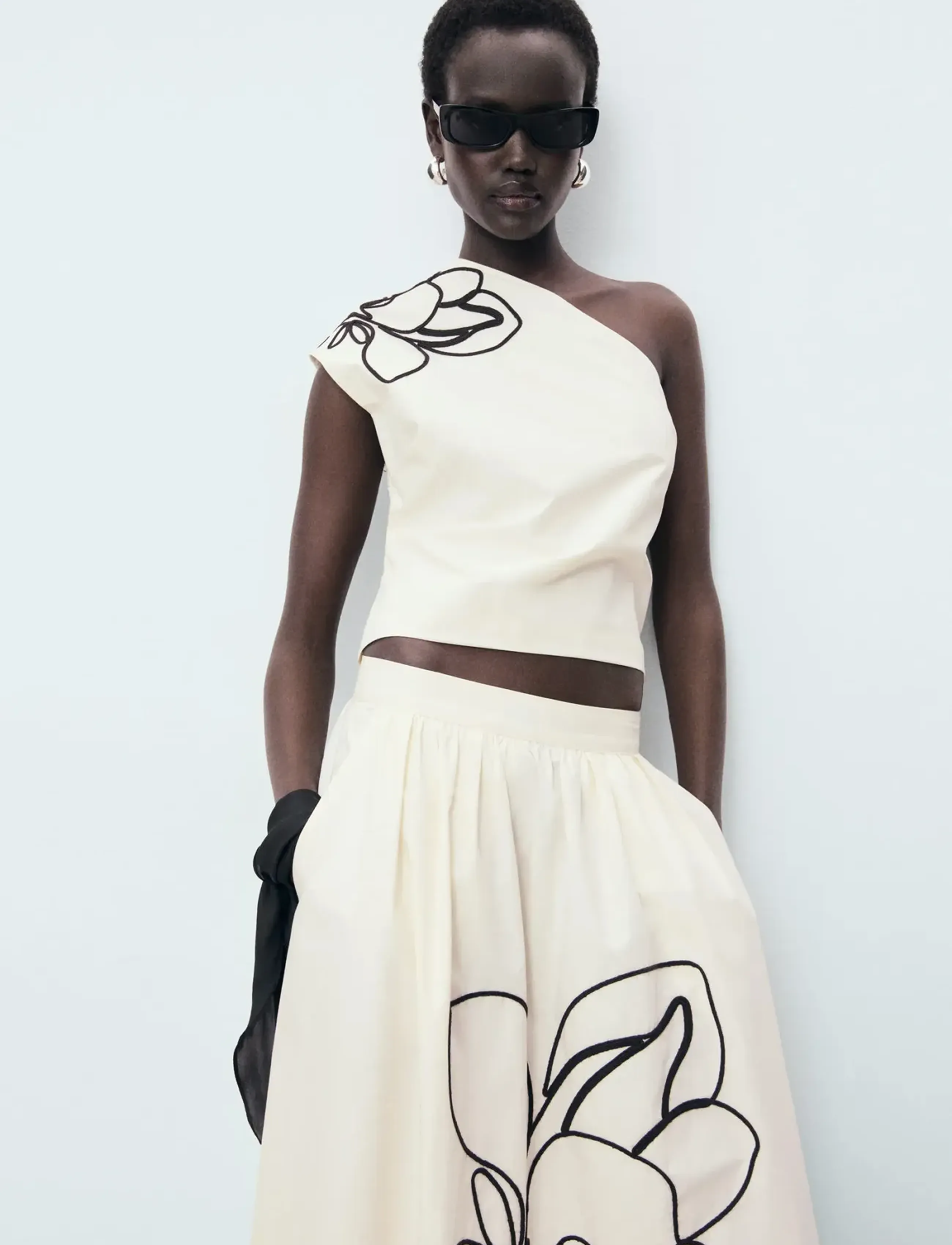 Mango Asymmetrical flower-embroidered top - Kortærmede bluser - NATURAL WHITE / beige