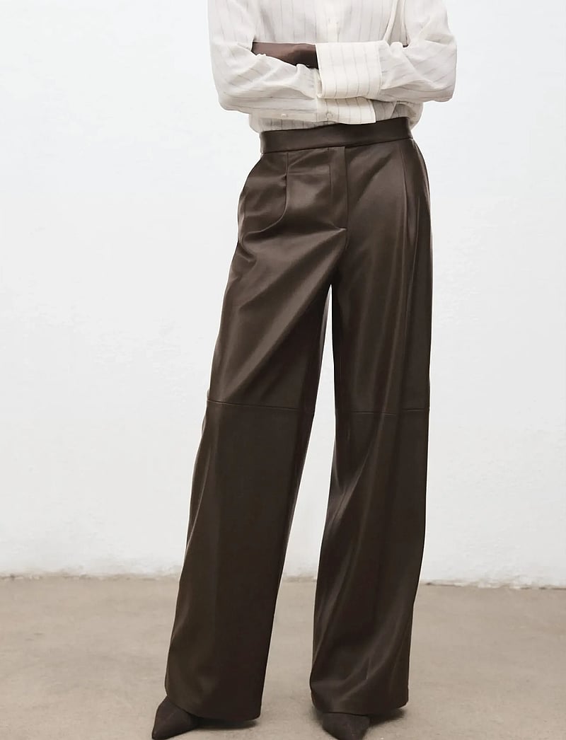 Mango - Wide leg faux-leather trousers - bukser med brede ben - beige - khaki - 0