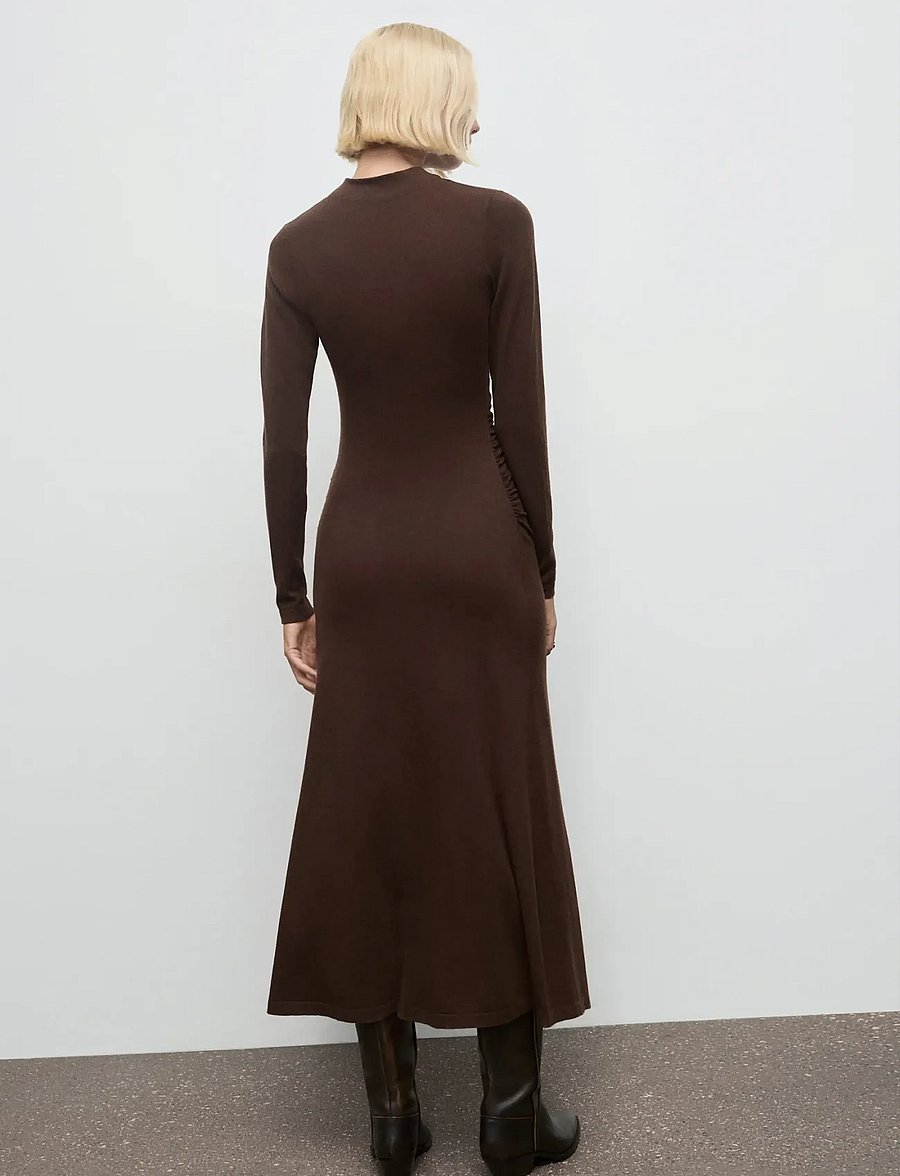 Mango - Perkins-neck knitted dress - stickade klänningar - dark brown - 2