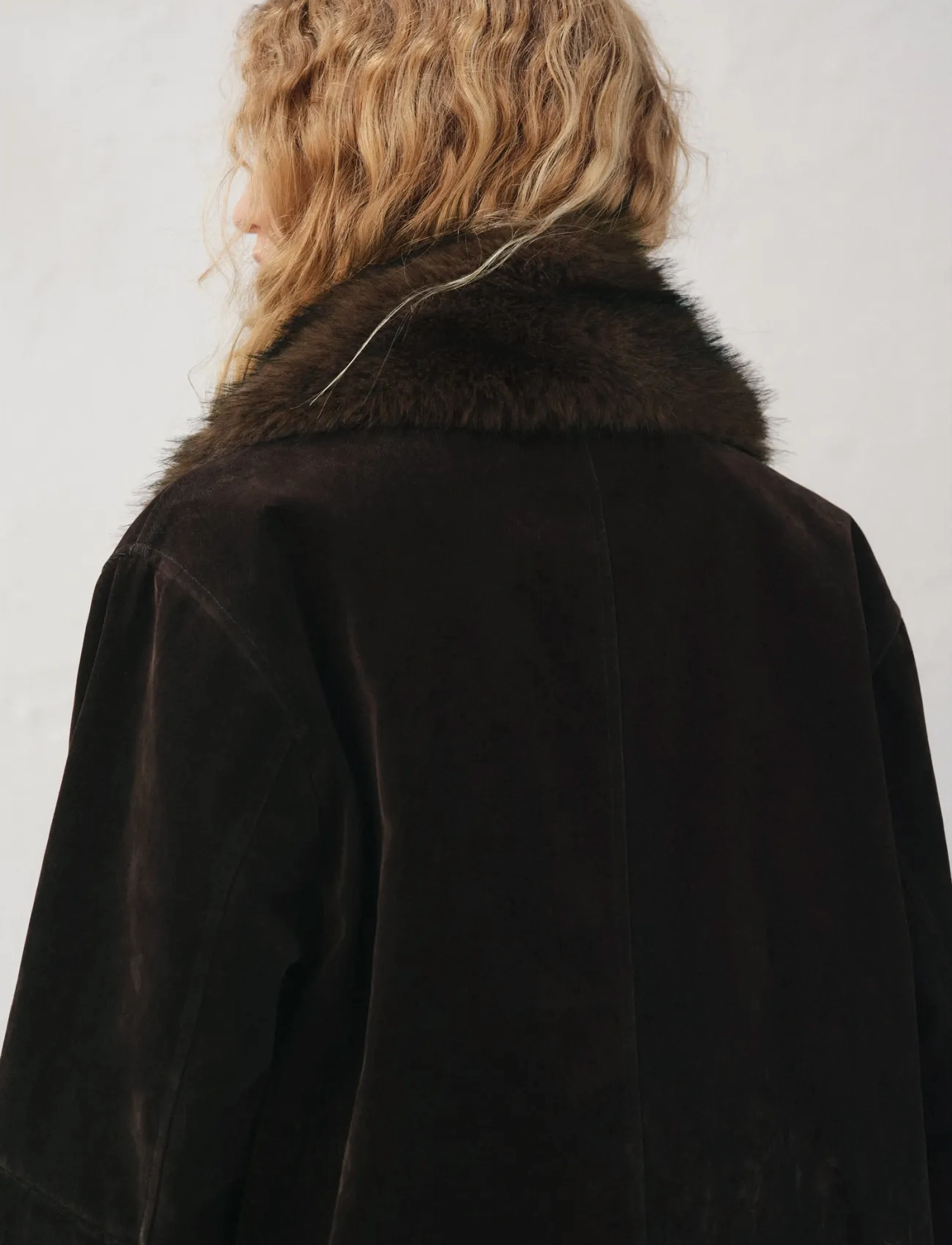 Mango - Velvet finish parka with faux-fur collar - parka stila mēteļi - dark brown - 2