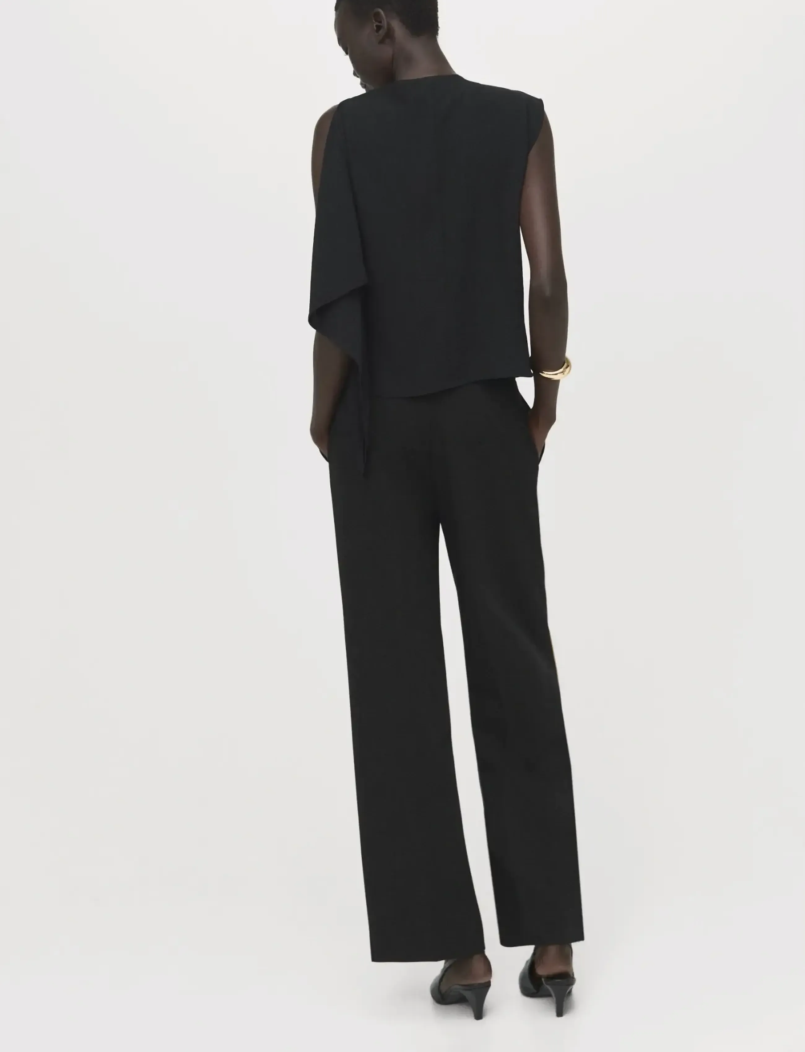 Mango - Blouse with asymmetrical neckline - Ærmeløse bluser - black - 2