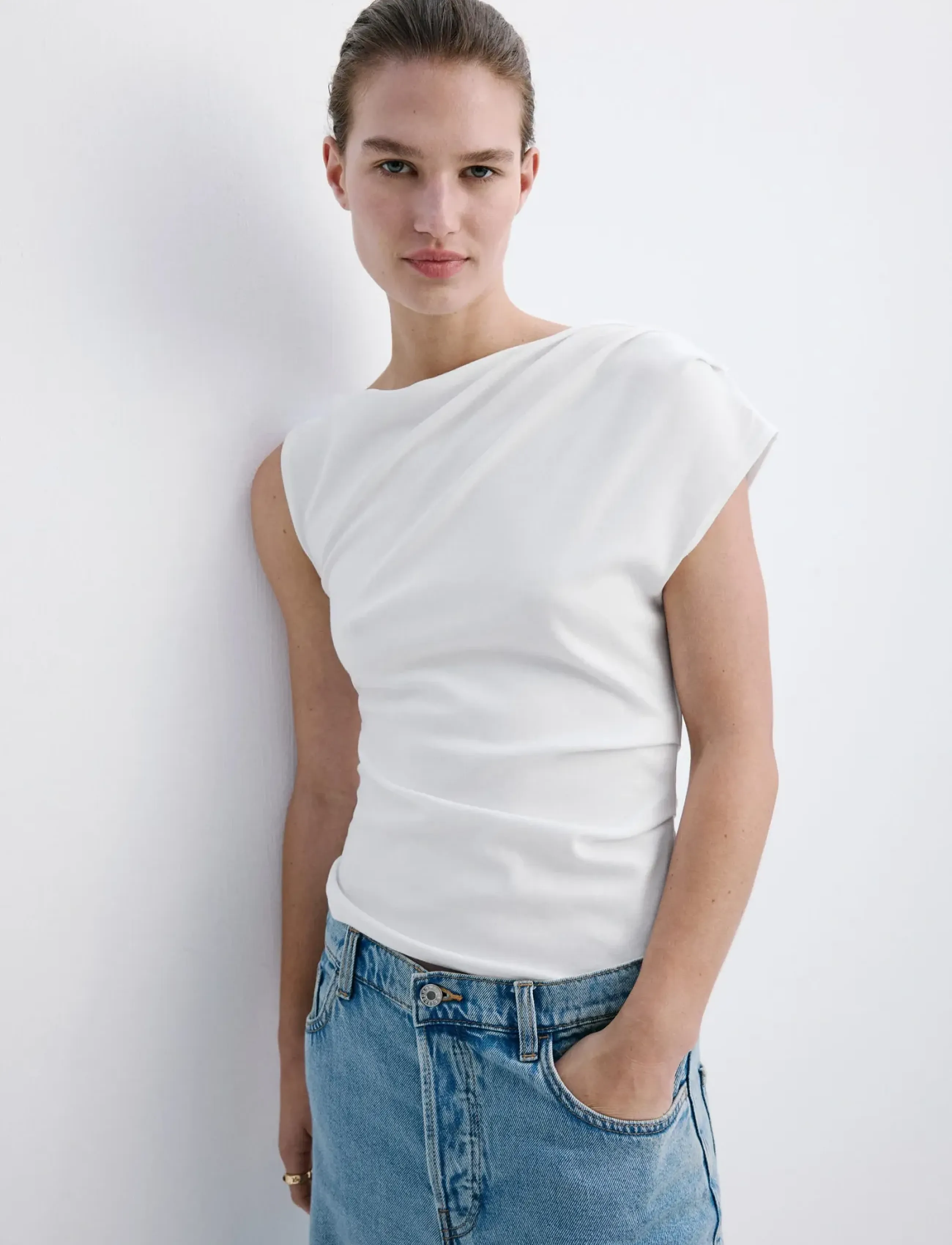 Mango Asymmetric Ruched Top, M, T-shirts & Oberteile, Weiß - Short-sleeved, Frauen