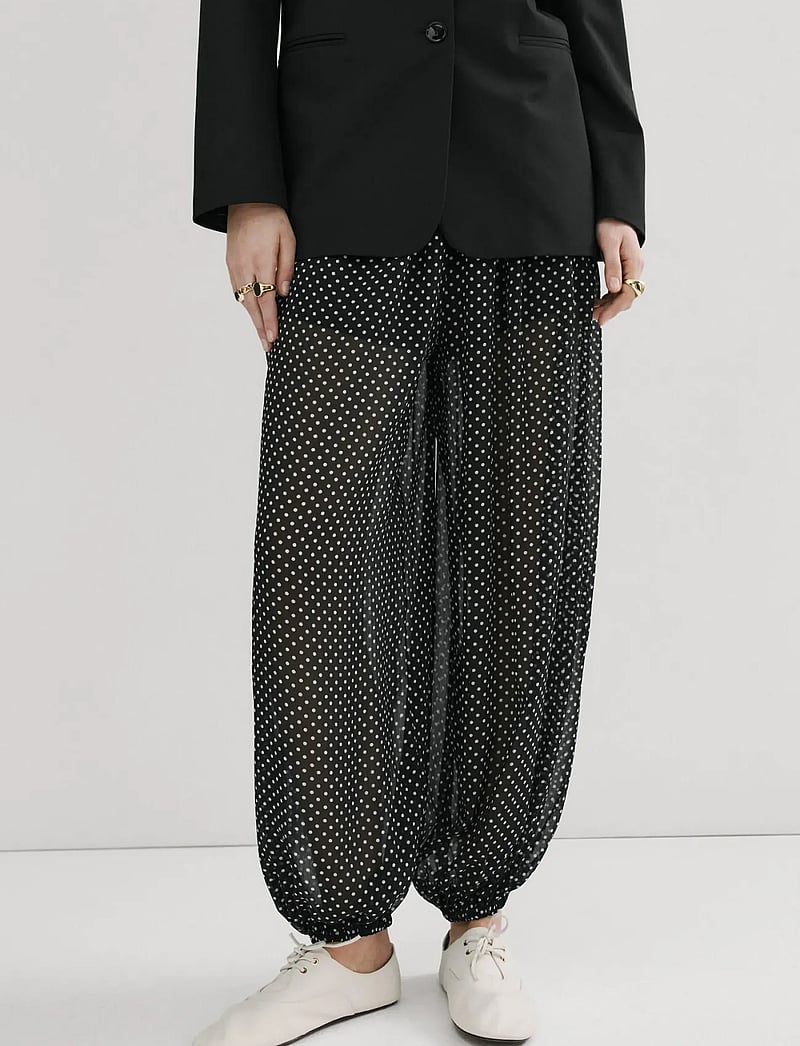 Mango - Polka dot baggy trousers - barrel-bukser - black - 0