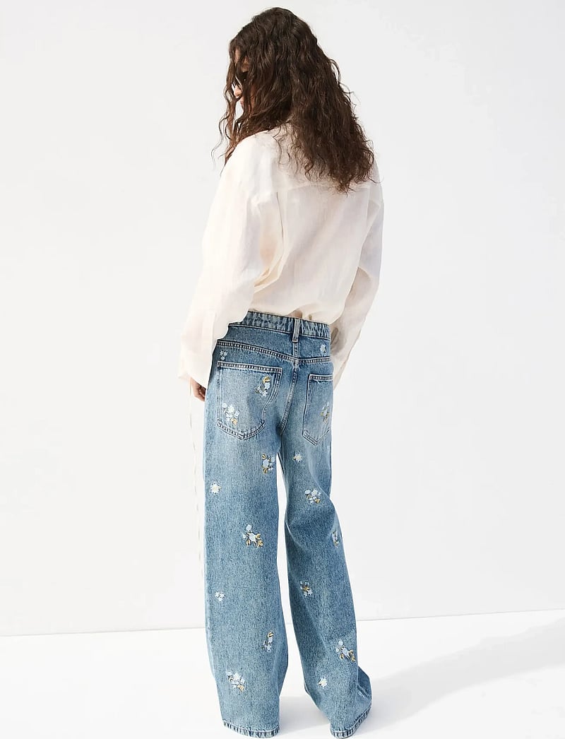Mango - Flower-embroidered straight-fit jeans - straight jeans - open blue - 2