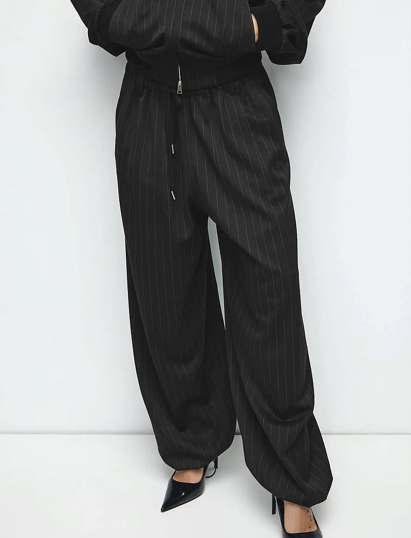 Mango - Pinstripe balloon trousers - bukser med brede ben - black - 0