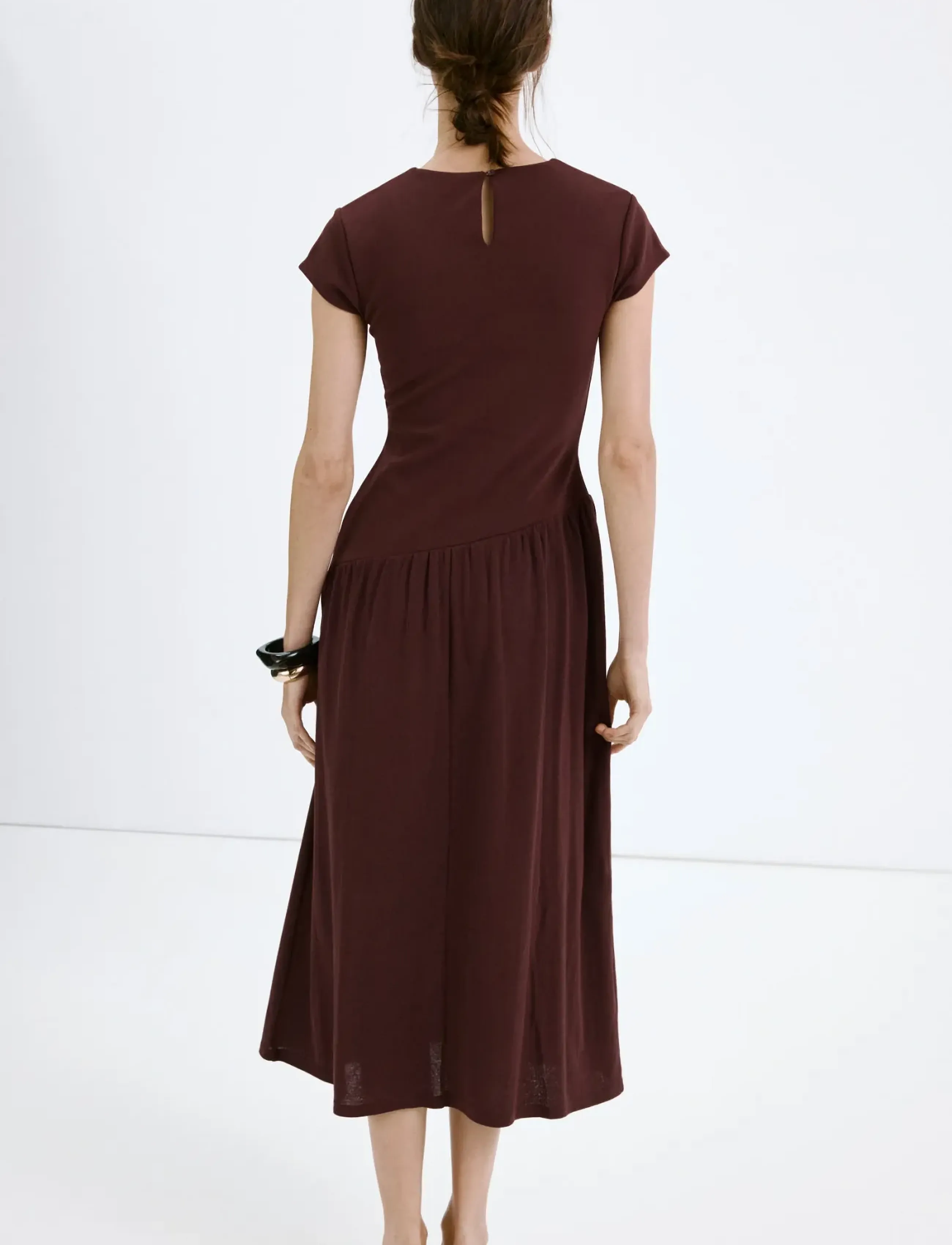 Mango - Asymmetric cut short-sleeve dress - midi kjoler - dark red - 2