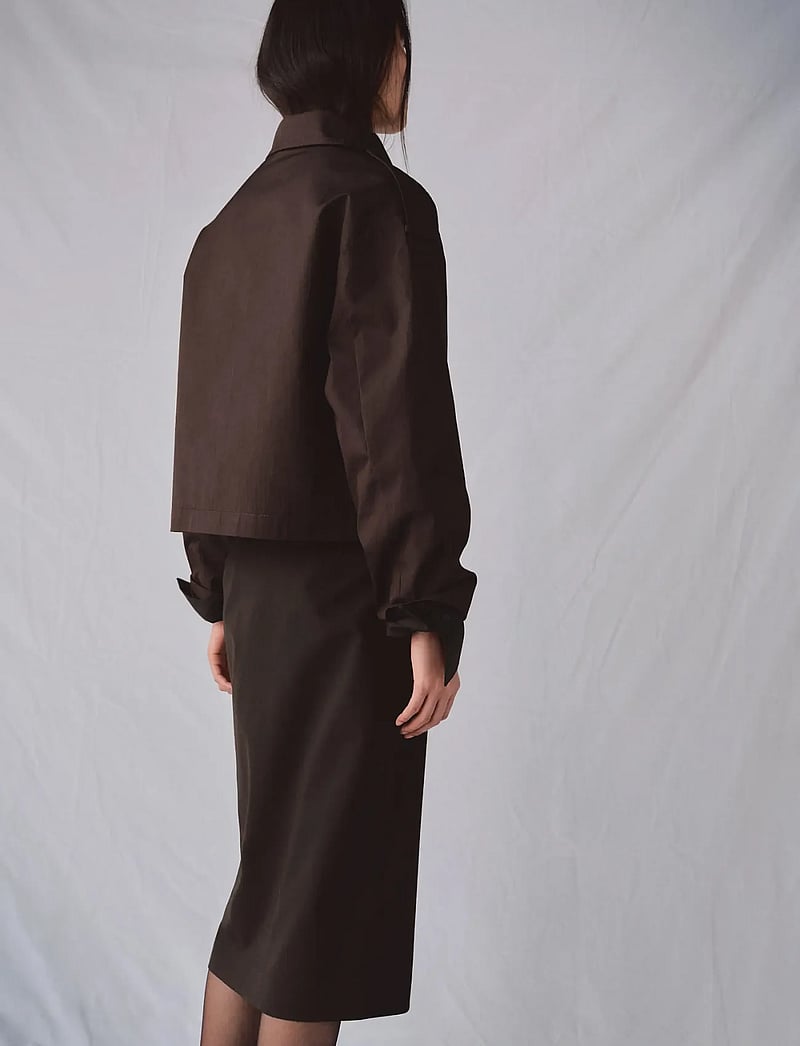 Mango - Funnel neck cropped trench coat - spring jackets - dark brown - 2