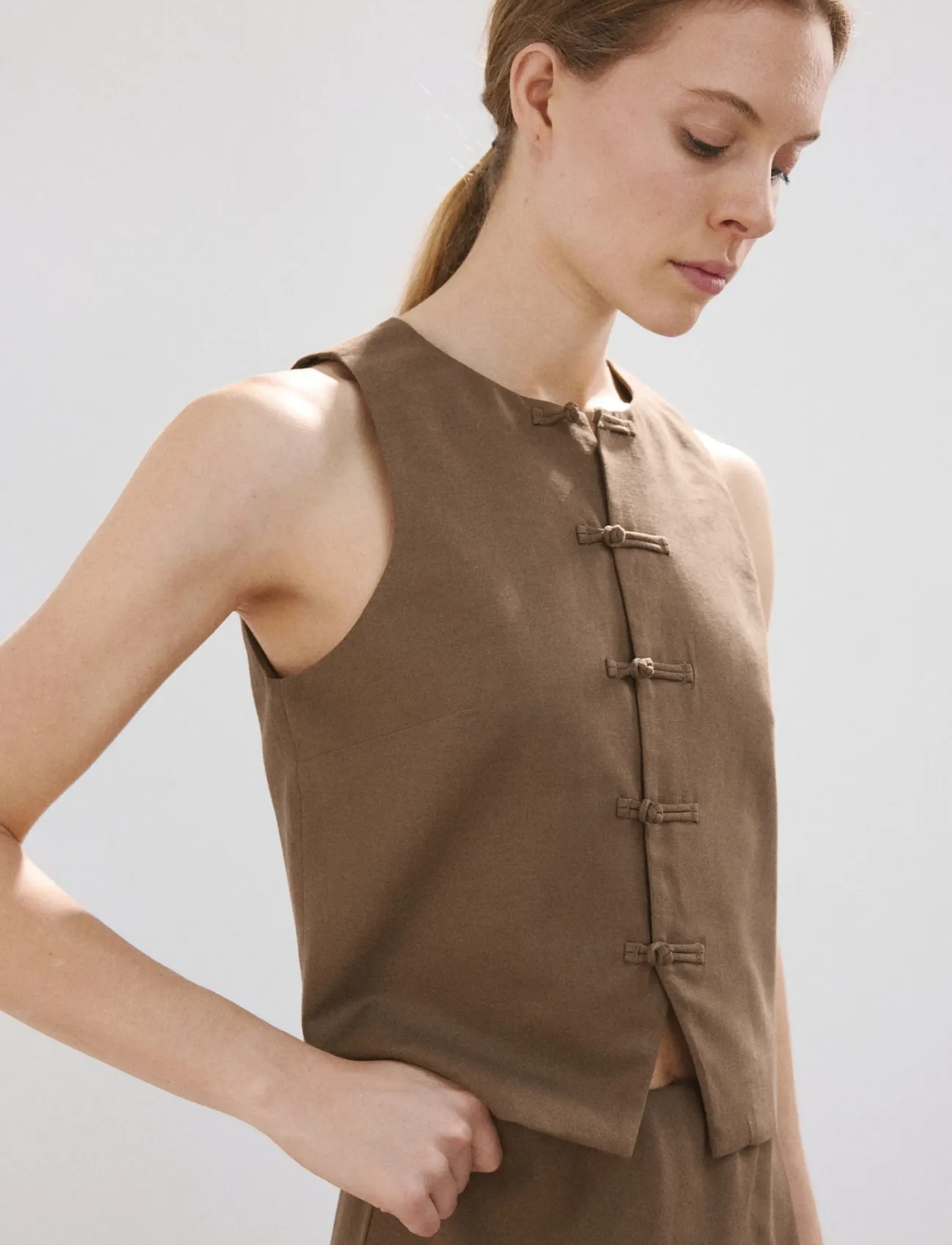 Mango Linen Toggle Waistcoat, Kvinder, Kina-lukning Vest, Brun, Str: XS